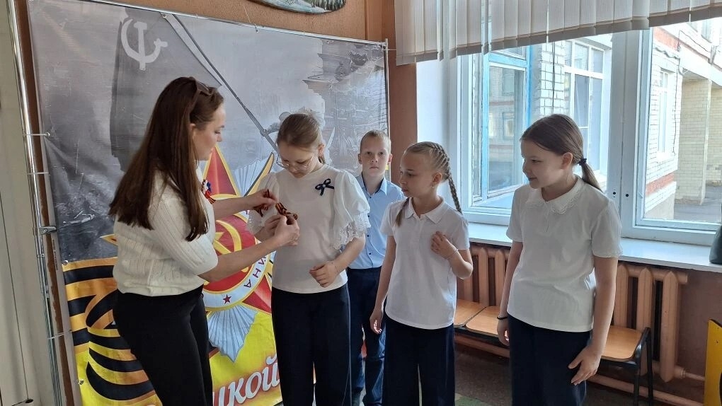 Георгиевская ленточка в школе — память, которую мы передаём из рук в руки.